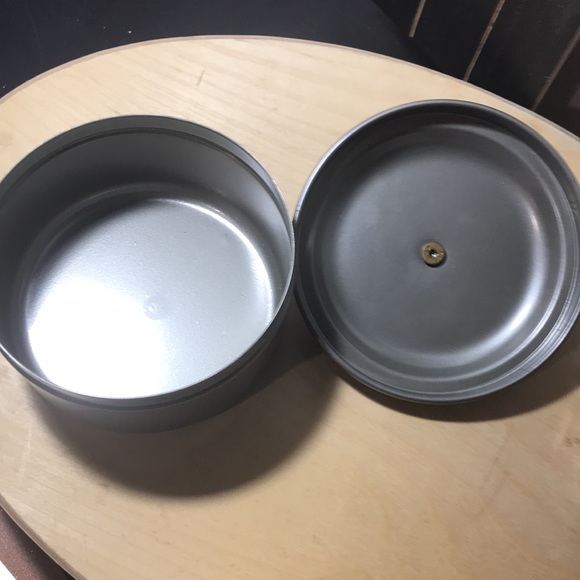 2 round metal containers - Picture 3 of 8